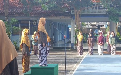 Semangat Kartini Berkobar di SMKN 1 Tanjungsari : Upacara Penuh Makna Oleh Kaum Putri